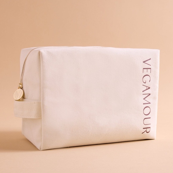 vegamour hydrate (Hydr-8)
Leave in Conditioner, comb, and Travel
Cosmetic Bag - Picture 6 of 11